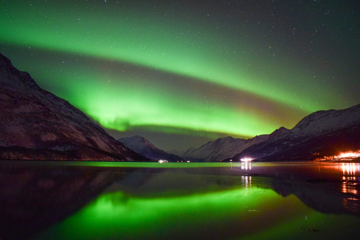 aurora boreale riflessa sul lago a Tromsø