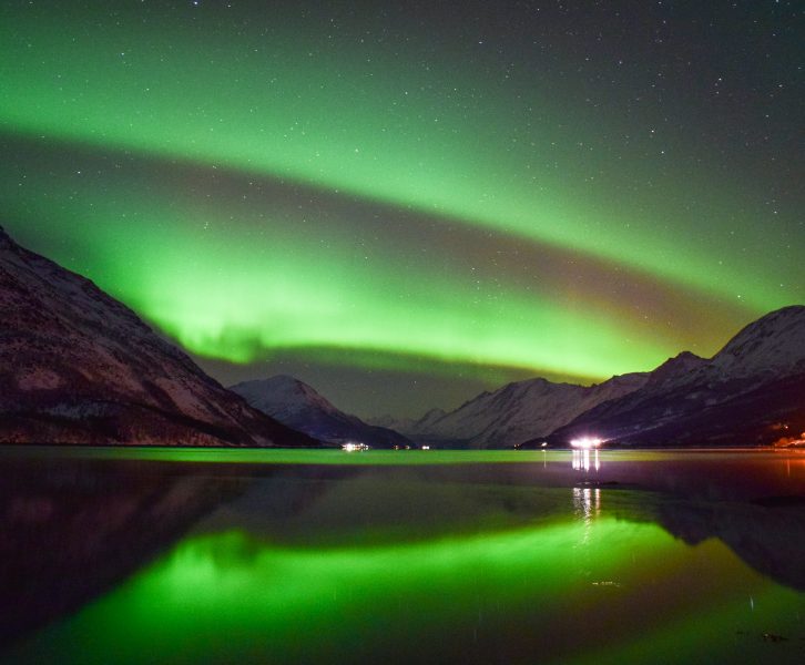 aurora boreale riflessa sul lago a Tromsø