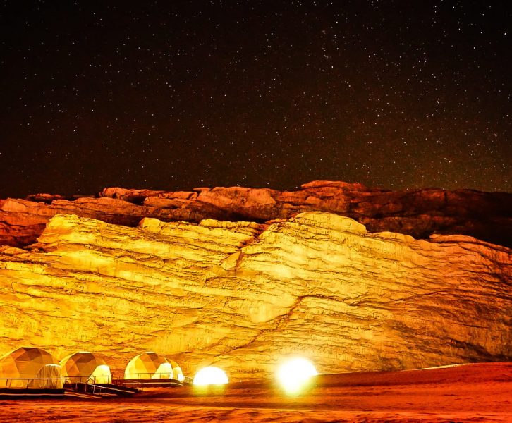 notte stellata nel deserto del wadi rum in giordania